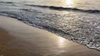 Bulgaristan 'ın Varna kenti yakınlarındaki Karadeniz kıyı şeridi. Deniz dalgaları yakın çekim. Gün doğumu zamanı.