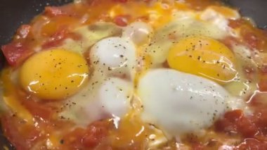 Taze otlar ve baharatlarla kaplanmış, tavada pişirilmiş haşlanmış yumurta ile lezzetli shakshuka. Gürcistan mutfağı. Chirbuli. Yakın plan..