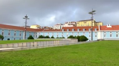 Mavi cepheli Doca Da Caldeirinha binası Portekiz Deniz Kuvvetleri yönetimi.
