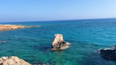 Ayia Napa, Kıbrıs - 6 Haziran 2023: Kıbrıs 'ta Ayia Napa yakınlarında aşk köprüsü. Agia Napa ile Cavo Greco Ulusal Parkı arasındaki kıyı şeridinde deniz mağaraları.