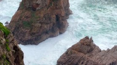 Portekiz 'deki Cabo da Roca' nın manzarası. Cape Roca, Portekiz ve Avrupa kıtasının en batı noktasıdır. Sintra Ulusal Parkı.