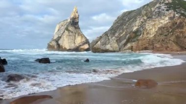 Portekiz 'in Atlantik Okyanusu kıyısındaki Cape Roca (Cabo da Roca) yakınlarında Ursa plajı. Kayaların arasındaki kumsal. Yaz manzarası.