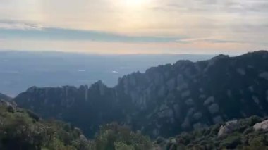 Barcelona, Katalonya, İspanya 'daki Montserrat manastırından görüntü. Dağlı güzel bir manzara..