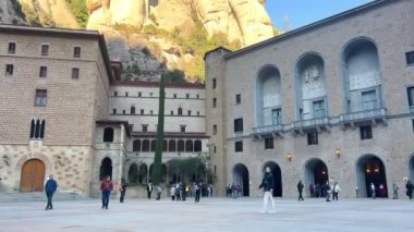 Barcelona, İspanya - 26 Aralık 2023: Montserrat Manastırı Barcelona, Katalonya, İspanya 'daki Montserrat Dağı' nda. Santa Maria de Montserrat Manastırı.