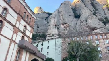 Barcelona, İspanya - 26 Aralık 2023: Montserrat Manastırı Barcelona, Katalonya, İspanya 'daki Montserrat Dağı' nda. Santa Maria de Montserrat Manastırı.