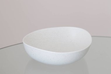 Seramik kaseyi boşalt, kapat. El yapımı seramik. Mutfak sofra takımı.