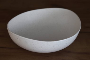 Seramik kaseyi boşalt, kapat. El yapımı seramik. Mutfak sofra takımı.