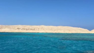 Hurghada yakınlarındaki Giftun adası, Kızıldeniz kıyısı, Mısır. Hurghada 'da Kızıldeniz kıyısı, çölün arka planına karşı..