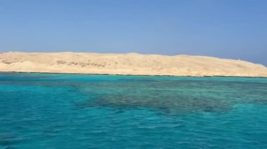 Hurghada yakınlarındaki Giftun adası, Kızıldeniz kıyısı, Mısır. Hurghada 'da Kızıldeniz kıyısı, çölün arka planına karşı..