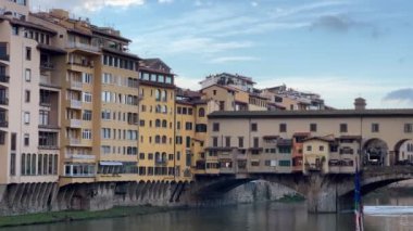 Floransa, İtalya - 28 Kasım 2024: İtalya 'nın Floransa kentindeki tarihi Ponte Vecchio köprüsünün manzarası. Arno Nehri.