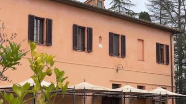 Capannoli, İtalya - 27 Kasım 2024: Yeşillik, ahşap panjurlar ve büyüleyici bir bahçe ile çevrili Rustik Toskana villası. Toscanizzazione Oteli, Toscanizzazione.