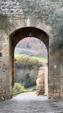 Monteriggioni, İtalya - 26 Kasım 2024: Monteriggioni 'deki Porta Fiorentina şehir kapısı Tuscany, İtalya yakınlarındaki Siena yakınlarındaki ortaçağ kasabası.