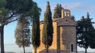 Pienza, İtalya - 25 Aralık 2024: Cappella della Madonna di Vitaleta, San Quirico ve Pienza in Val d 'Orcia Tuscany kırsalında. Sonbahar mevsimi.