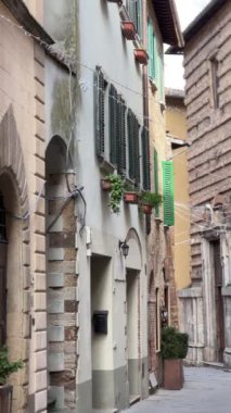 Montepulciano, İtalya - 25 Kasım 2024: Montepulciano, Toskana, İtalya 'da manzara dar.