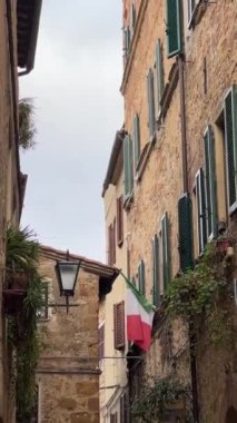 Toskana, İtalya - 24 Kasım 2024: Küçük Pienza kasabası. Pienza 'nın renkli caddeleri, taşra evleri ve sakin kırsal bölgelerle dolu. Geleneksel Toskana mimari görüşü
