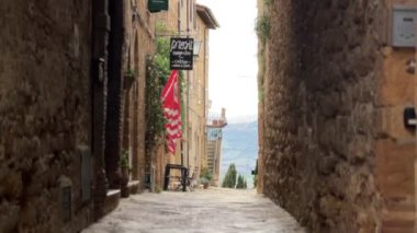 Toskana, İtalya - 24 Kasım 2024: Küçük Pienza kasabası. Pienza 'nın renkli caddeleri, taşra evleri ve sakin kırsal bölgelerle dolu. Geleneksel Toskana mimari görüşü