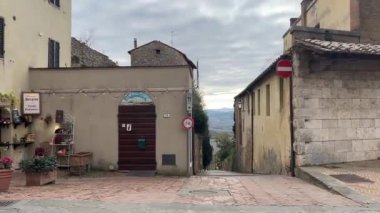 Toskana, İtalya - 24 Kasım 2024: Küçük Pienza kasabası. Pienza 'daki büyüleyici cadde, taşra evleri ve sakin kırsal bölgelerle dolu. Geleneksel Toskana mimari görüşü