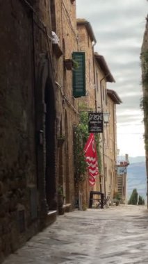 Toskana, İtalya - 24 Kasım 2024: Küçük Pienza kasabası. Pienza 'nın renkli caddeleri, taşra evleri ve sakin kırsal bölgelerle dolu. Geleneksel Toskana mimari görüşü