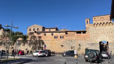 San Gimignano, İtalya - 23 Kasım 2024 San Gimignano, Toskana 'nın girişindeki ikonik ortaçağ kapısının manzarası. 