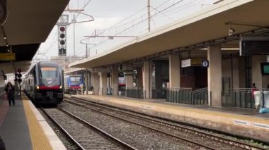 Pisa, İtalya - 28 Kasım 2024: Pisa tren istasyonu ve Toskana 'da bir tren.