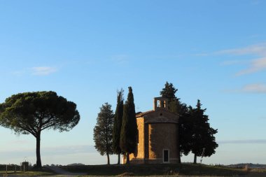 Pienza, İtalya - 25 Kasım 2024: Cappella della Madonna di Vitaleta, Val d 'Orcia Tuscany' de San Quirico ve Pienza kırsalında. Sonbahar mevsimi.