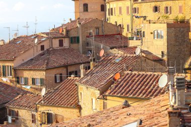 Volterra, İtalya - 26 Kasım 2024: Tuscany 'de tarihi bir tepe kasabası olan Volterra' nın büyüleyici hava manzarası, teras çatıları, antik taş binalar ve sakin bir ortaçağ atmosferi bulunmaktadır..