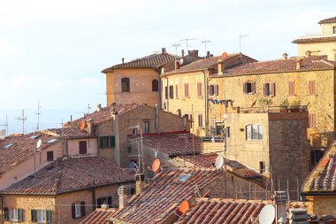 Volterra 'nın büyüleyici hava manzarası, Tuscany' nin tarihi bir tepe kasabası, teras çatıları, antik taş binalar ve sakin bir ortaçağ atmosferi var..