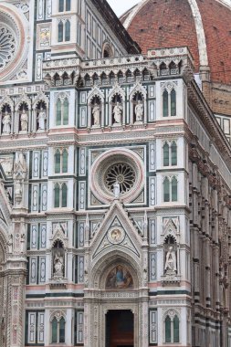 Floransa, İtalya - 28 Kasım 2024: Floransa Duomo (Santa Maria del Fiore Katedrali) üzerine mimari detayların yakın çekimi, karmaşık Gotik tasarım ve Rönesans işçiliği sergileniyor.