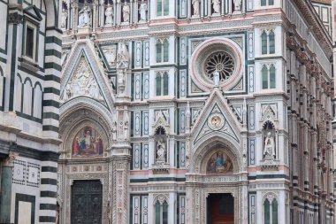 Floransa, İtalya - 28 Kasım 2024: Floransa Duomo (Santa Maria del Fiore Katedrali) üzerine mimari detayların yakın çekimi, karmaşık Gotik tasarım ve Rönesans işçiliği sergileniyor.