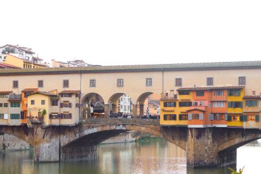 Floransa, İtalya - 28 Kasım 2024: İtalya 'nın Floransa kentindeki tarihi Ponte Vecchio köprüsünün manzarası. Arno Nehri.