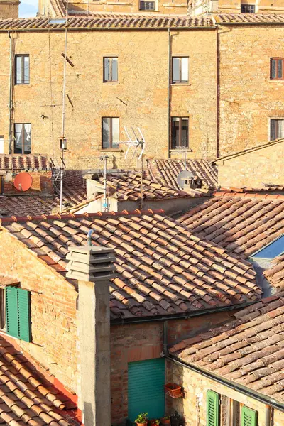 Volterra 'nın büyüleyici hava manzarası, Tuscany' nin tarihi bir tepe kasabası, teras çatıları, antik taş binalar ve sakin bir ortaçağ atmosferi var..