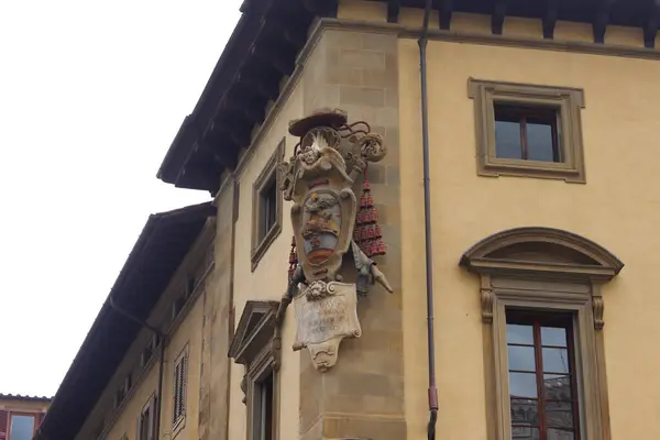 Floransa, İtalya - 28 Kasım 2024: Floransa 'da klasik bir binanın ön cephesinde süslü tarihi arma, karmaşık barok ayrıntıları ve geleneksel İtalyan mimarisi sergileniyor.