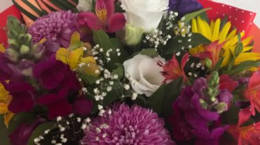 Gül, alstromerya, kasımpatı ve narin yeşillik karışımından oluşan canlı bir buket. Her durum için mükemmel..