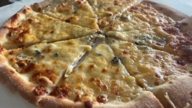 Çıtır çıtır peynirli pizza, erimiş altın peynir ve bol baharatlı. Sıcak bir yemek ya da arkadaşlarla paylaşmak için mükemmel..