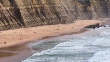 Praia do Magoito - Portekiz 'de altın kumu, yüksek uçurumları ve mavi okyanus dalgaları olan güzel bir plaj. Atlantik kıyısında rahatlamak, yürümek ya da doğanın tadını çıkarmak için mükemmel bir yer..