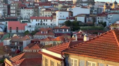 Porto, Portekiz 'in güzel bir manzarası, bir sürü renkli evi ve kırmızı çatıları var. Şehrin tarihi cazibesi sıcak güneş ışığında görülebiliyor. Sıcak ve canlı bir atmosfer yaratıyor..