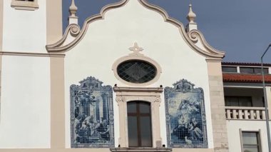 Portekiz 'in Aveiro şehrinde geleneksel azulejo fayans resimleri ve Barok mimari detaylarıyla tarihi Portekiz kilisesi. Çan kulesi ve süslemeleri olan güzel bir dini eser..