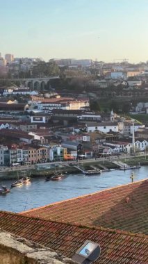 Porto, Portekiz manzaralı, Douro Nehri, renkli nehir kenarlı binalar ve geleneksel tekneler. Şehrin ikonik şarap mahzenleri ve tarihi mimarisi büyüleyici bir atmosfer yaratıyor..
