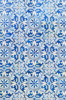 Karmaşık mavi ve beyaz desenli güzel Portekiz azulejo fayansları. Detaylı çiçek ve geometrik tasarım klasik ve zarif bir dekoratif stil yaratır..