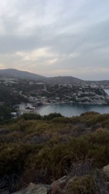 Yunanistan 'ın Girit dağlarındaki Agia Pelagia tatil beldesinin gün batımında manzarası. Mades, Ligaria.