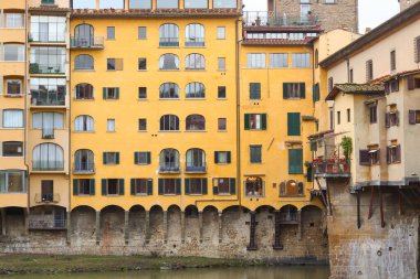 İtalya, Floransa 'daki Ponte Vecchio' nun renkli eski binaları taştan kemerlerle nehrin üzerinden yükseliyor, tarihi bir cazibe ve eşsiz bir mimari sergiliyor..