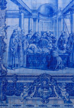 Porto, Portekiz - 25 Şubat 2025: Ruhlar Şapeli 'ndeki geleneksel azulejo fayanslı duvar resmi, çarpıcı mavi ve beyaz seramik detaylarla dini bir sahneyi betimliyor..