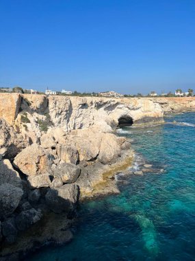 Kıbrıs 'ta Ayia Napa yakınlarında aşk köprüsü. Agia Napa ile Cavo Greco Ulusal Parkı arasındaki kıyı şeridinde deniz mağaraları.