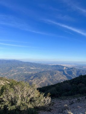 Barcelona, Katalonya, İspanya 'daki Montserrat manastırından görüntü. Dağlı güzel bir manzara..