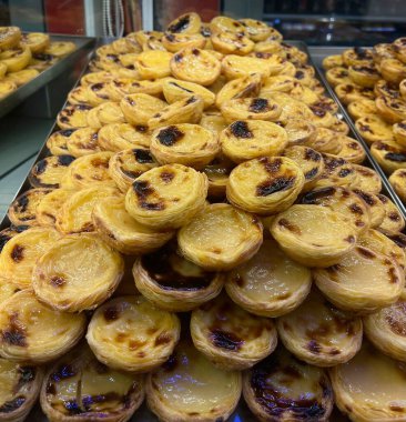 Geleneksel Portekiz hamur işi. Lizbon, Portekiz 'de bir fırında taze pastel de nata. Pastane penceresi.