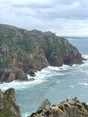 Portekiz 'deki Cabo da Roca' nın manzarası. Cape Roca, Portekiz ve Avrupa kıtasının en batı noktasıdır. Sintra Ulusal Parkı.