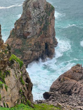 Portekiz 'deki Cabo da Roca' nın manzarası. Cape Roca, Portekiz ve Avrupa kıtasının en batı noktasıdır. Sintra Ulusal Parkı.