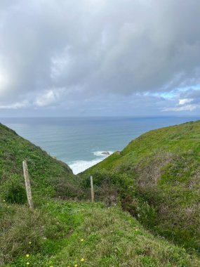 Portekiz 'deki Cabo da Roca' nın manzarası. Cape Roca, Portekiz ve Avrupa kıtasının en batı noktasıdır. Sintra Ulusal Parkı.
