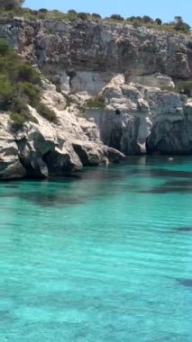 Menorca adasındaki turkuaz suların ve engebeli uçurumların çarpıcı manzarası Akdeniz kıyı şeridinin doğal güzelliğini ve huzurunu gözler önüne seriyor..