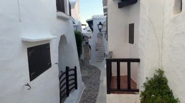 Geleneksel beyazlatılmış binibeca Vell, Menorca evleri, panjurları ve mavi gökyüzünün altında ahşap balkonları var. Huzurlu mimarisi olan büyüleyici bir Akdeniz köyü..